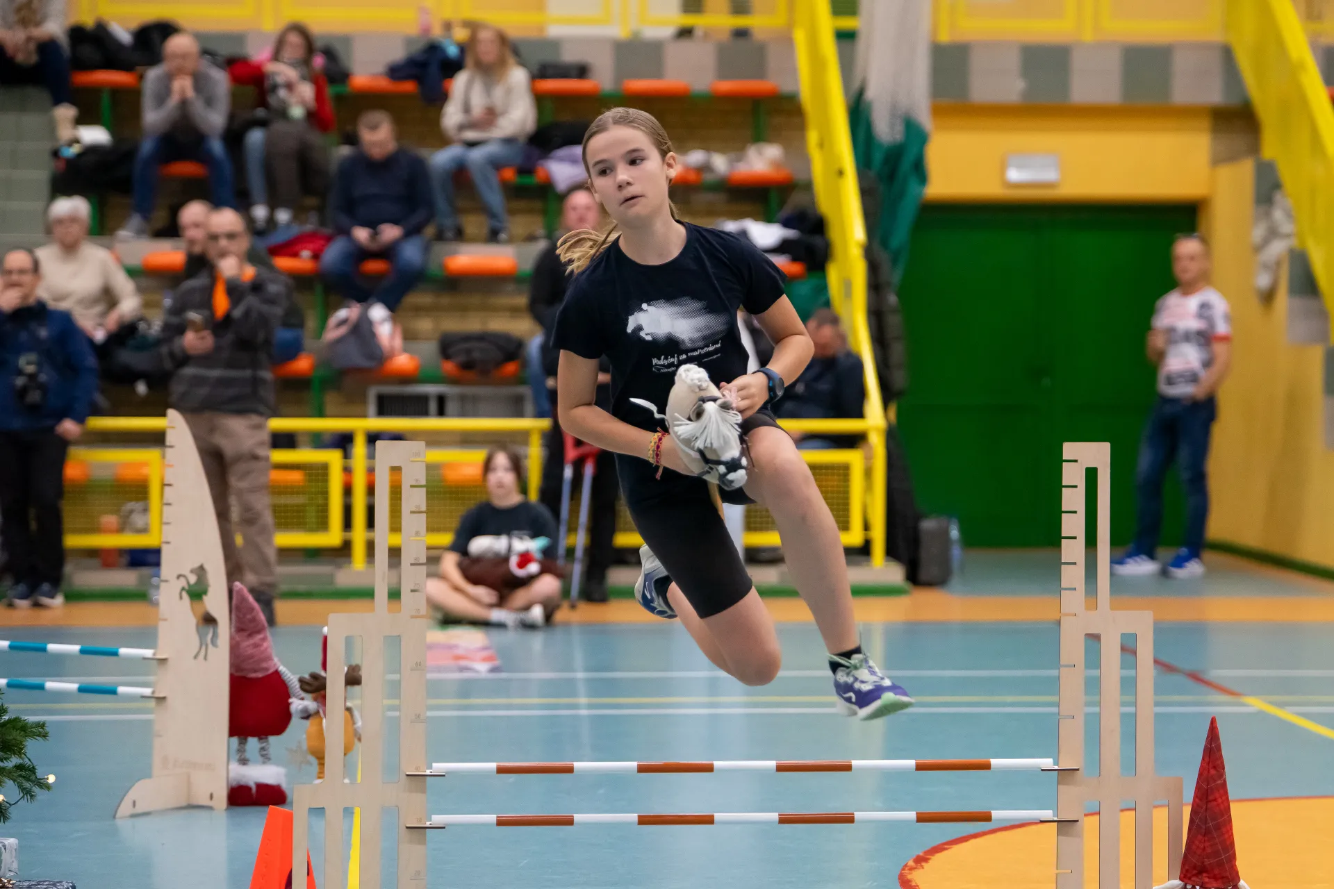 Zawodniczka podczas skoków na zawodach Hobby Horse Club