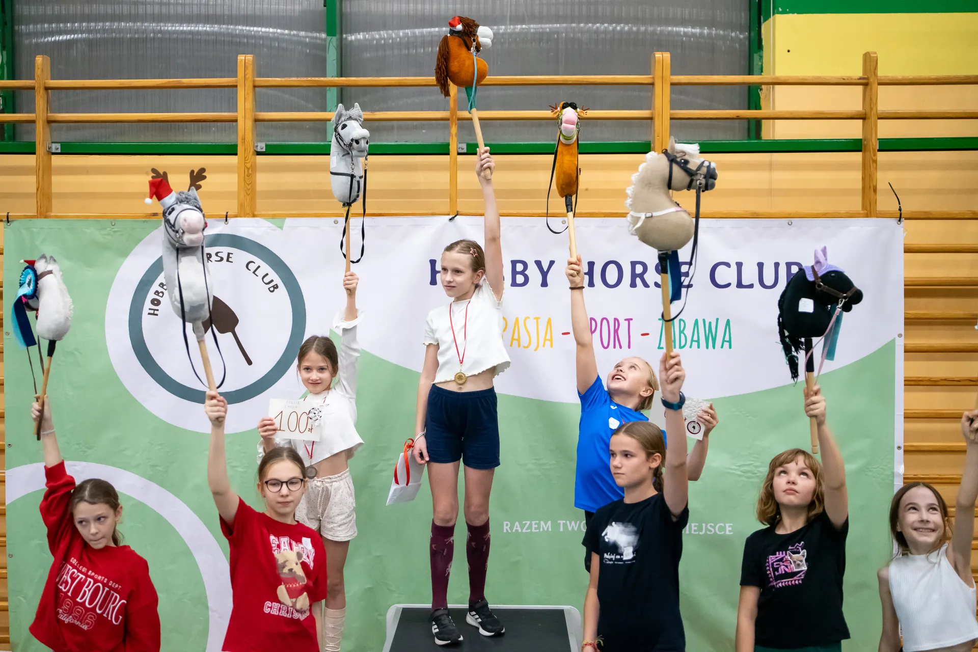 Zawodniczki Hobby Horse Club z konikami w różnych rozmiarach